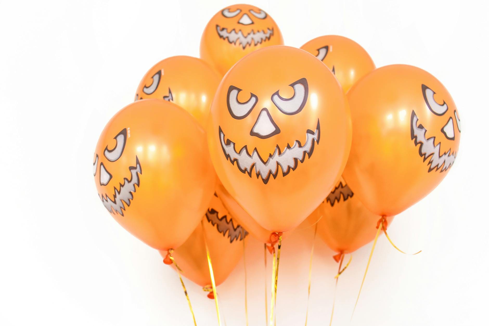 Pomarańczowe balony z dyniami jako dekoracja imprezy halloweenowej