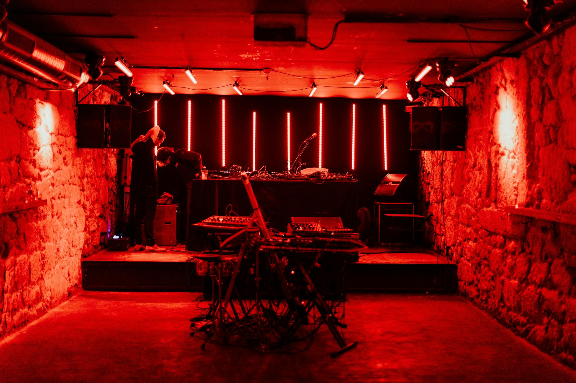 Podziemny klub z czerwonym oświetleniem i DJ-em na festiwalu elektronicznym