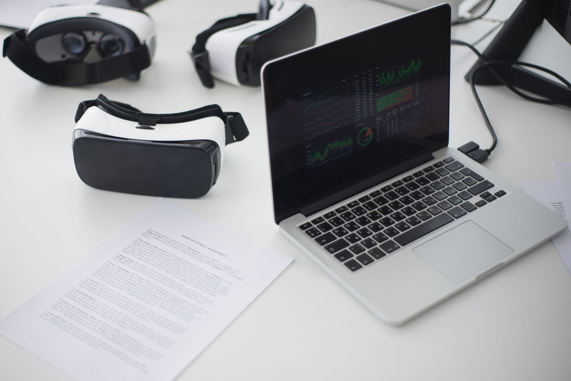 Biurko z laptopem i zestawami VR w nowoczesnym biurze tech