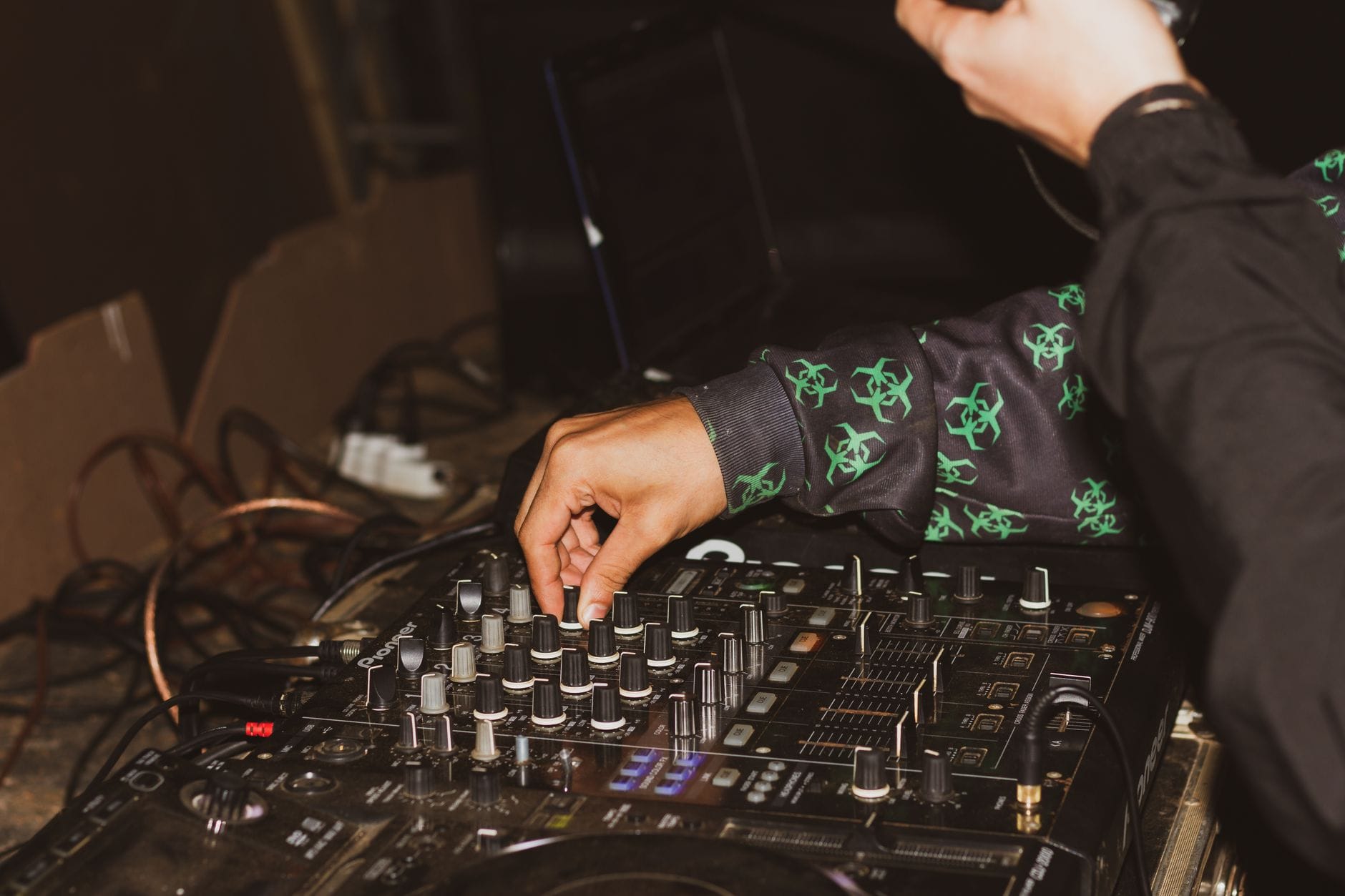 Jak rozmawiać z klubami o rezydenturze, żeby nie wyjść na desperata i dostać dobre warunki DJ przy konsolecie grający set w nowoczesnym klubie