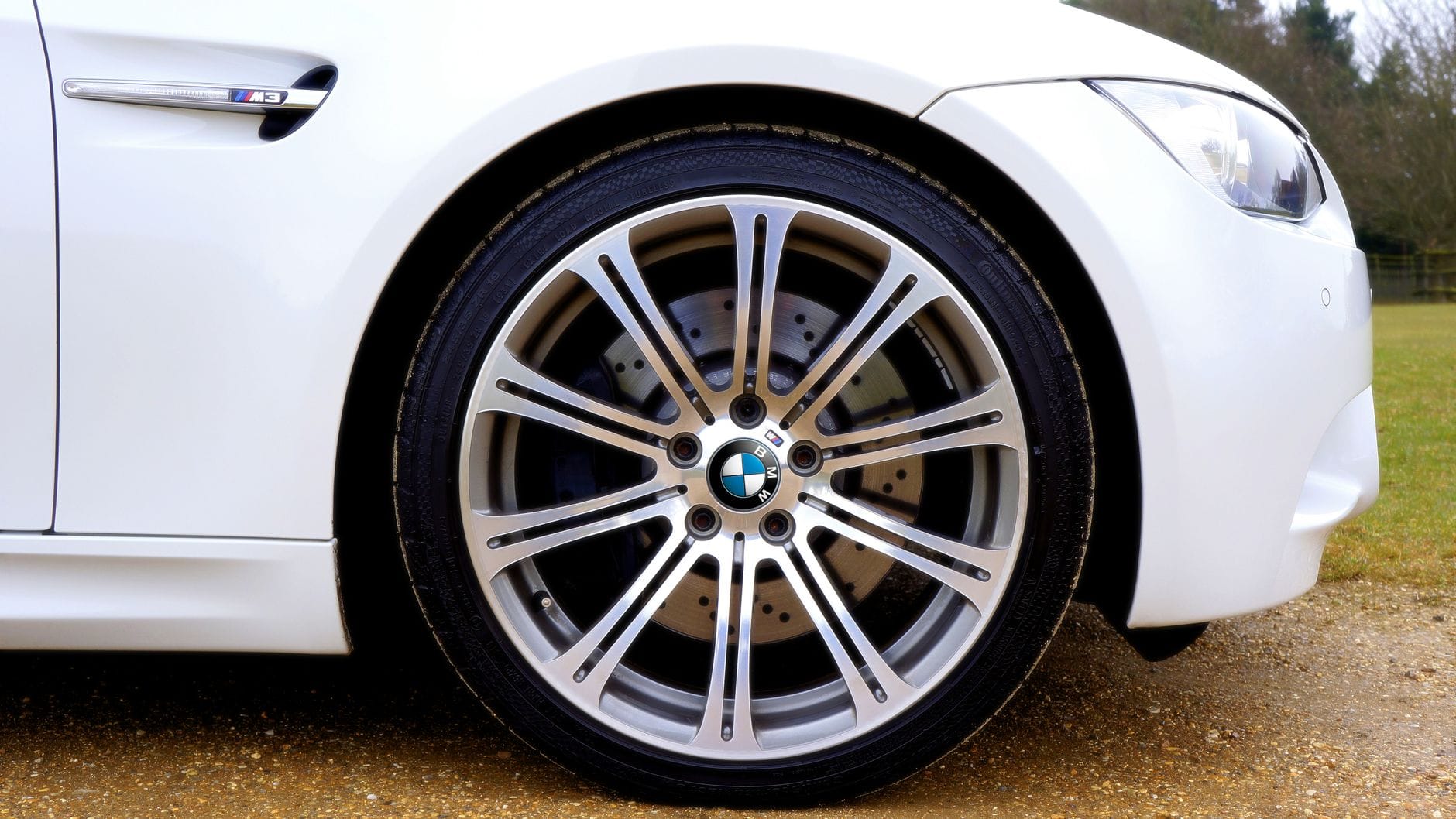 Szczegół z lekkiej felgi aluminiowej BMW M3 i błotnika auta