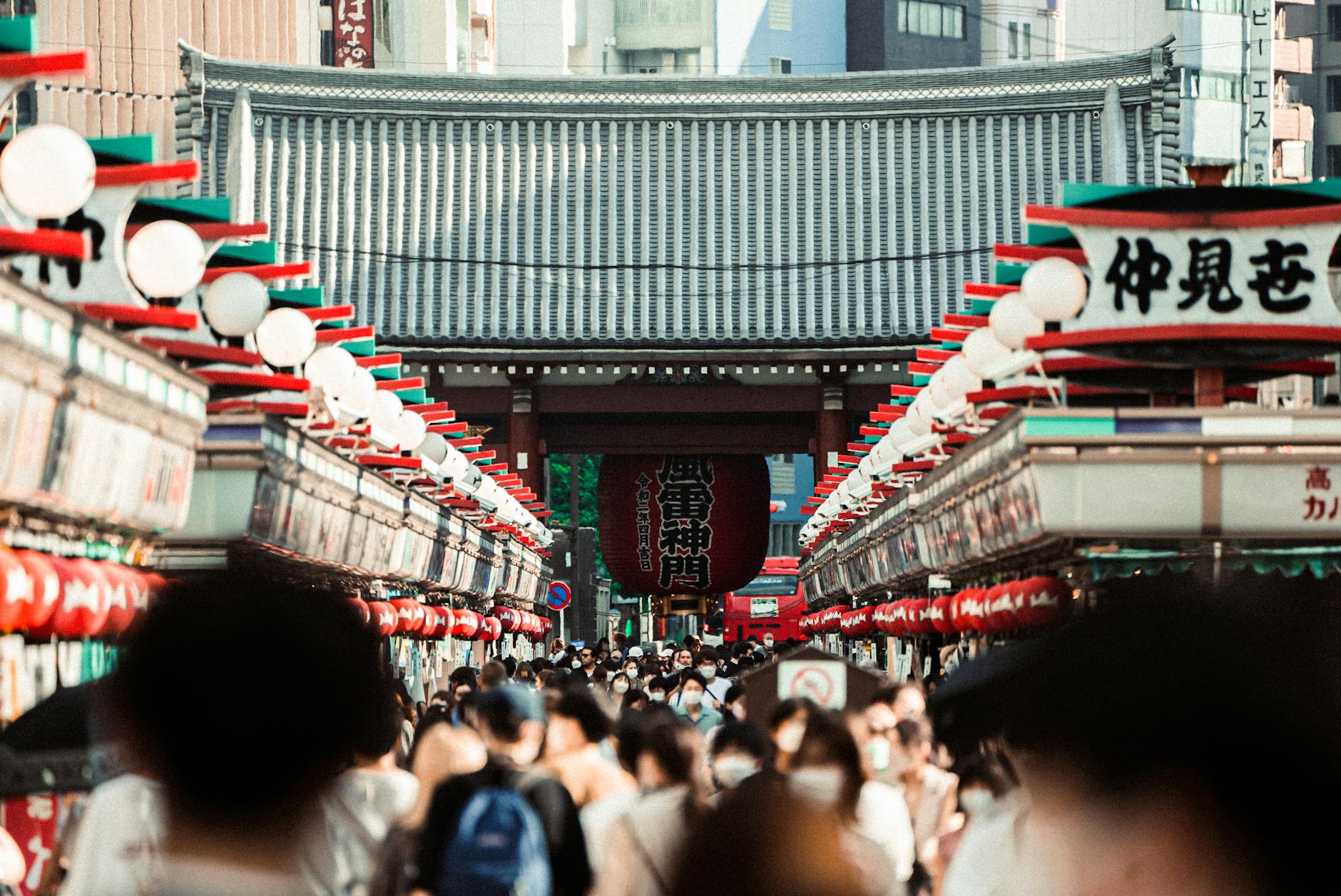 Tłum w alei handlowej Nakamise prowadzącej do świątyni Sensō-ji w Tokio Tłum w alei handlowej Nakamise prowadzącej do świątyni Sensō-ji w Tokio