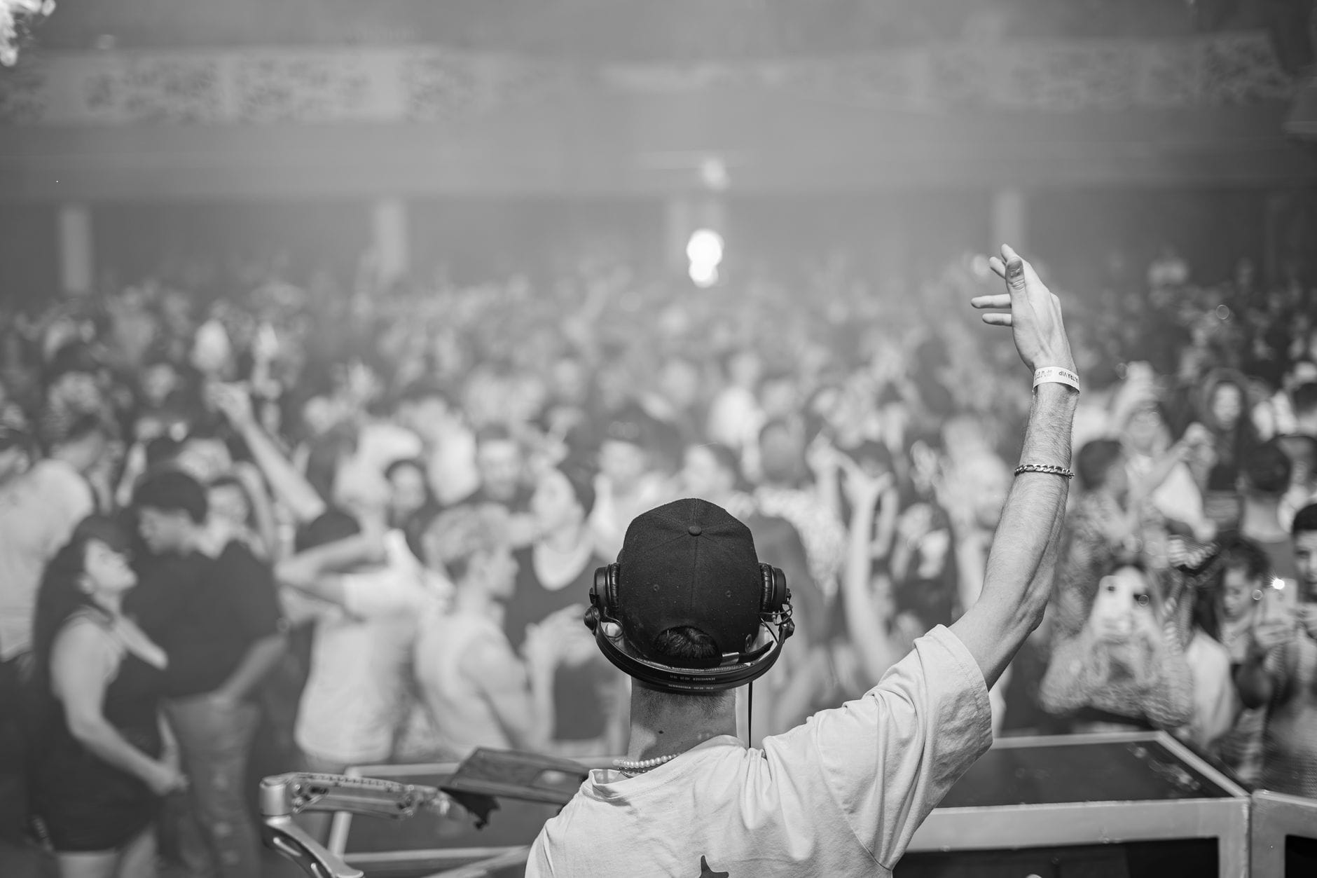 Od pierwszego drinka do afteru jak wygląda typowa noc w klubie widziana oczami DJ a barmana i stałego bywalca DJ za konsoletą rozkręca tłum w zatłoczonym, rozświetlonym klubie