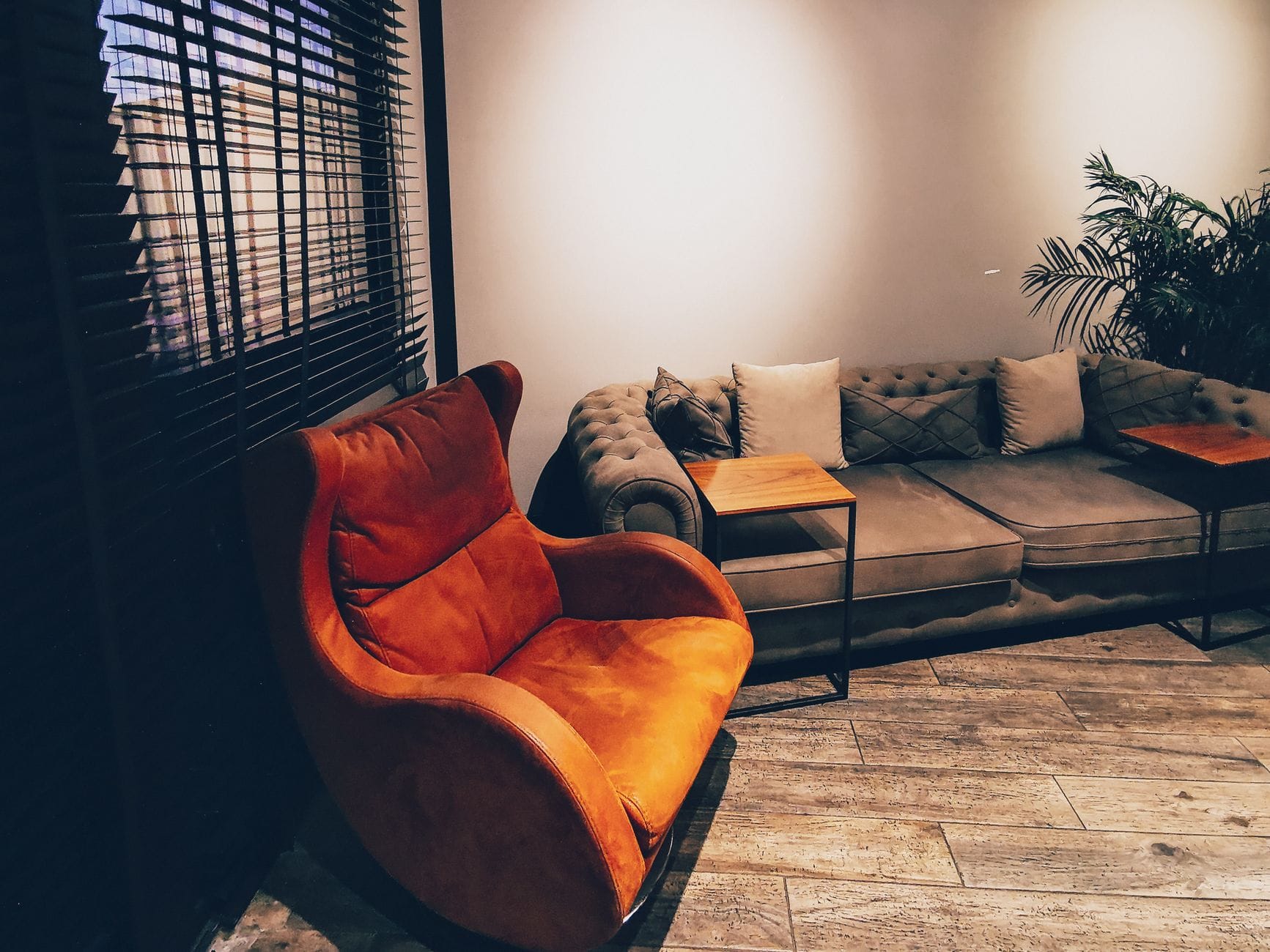 Stylowy kącik wypoczynkowy z fotelem i sofą w klubowej strefie chilloutu