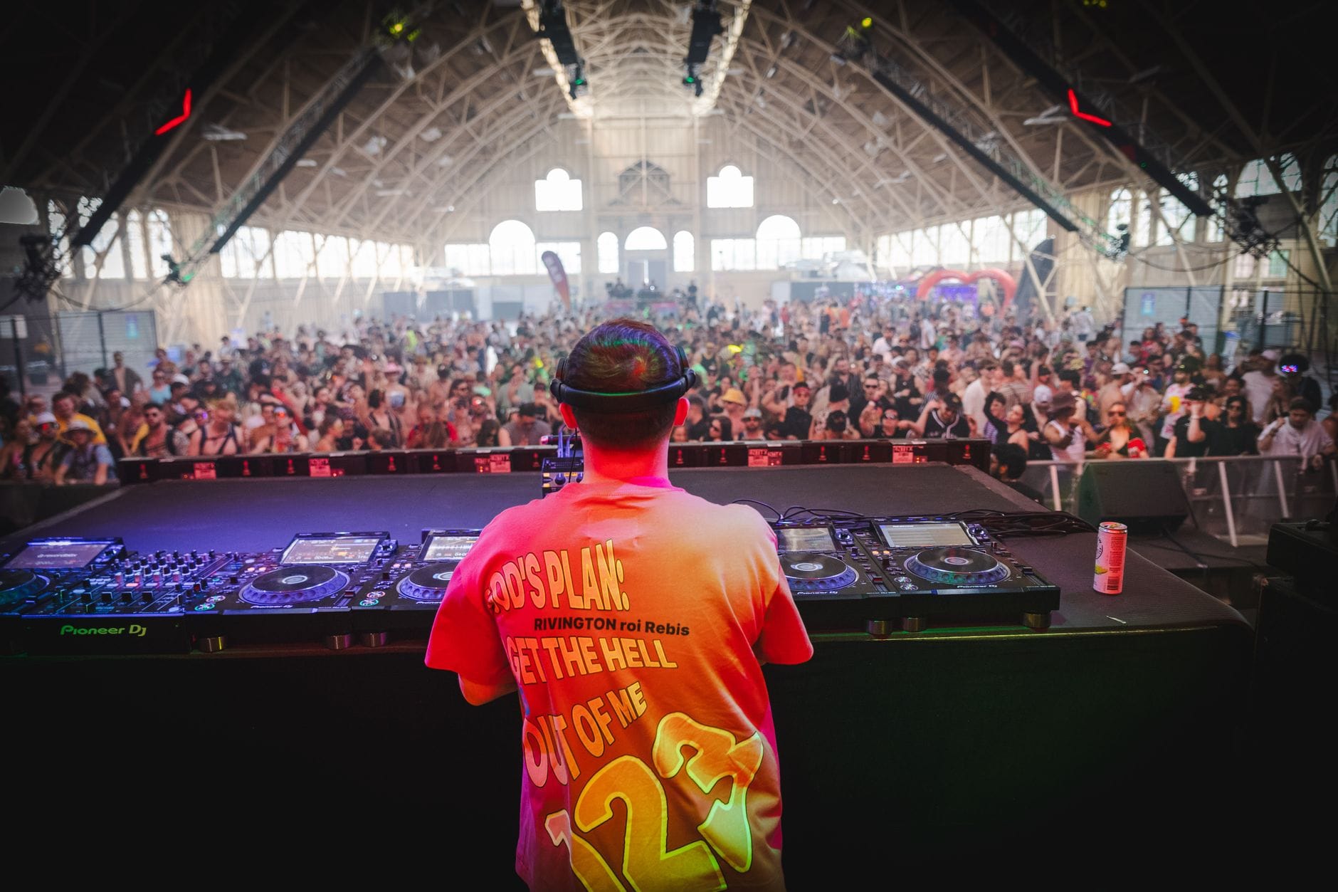 DJ podczas energetycznego występu na hali pełnej festiwalowej publiczności