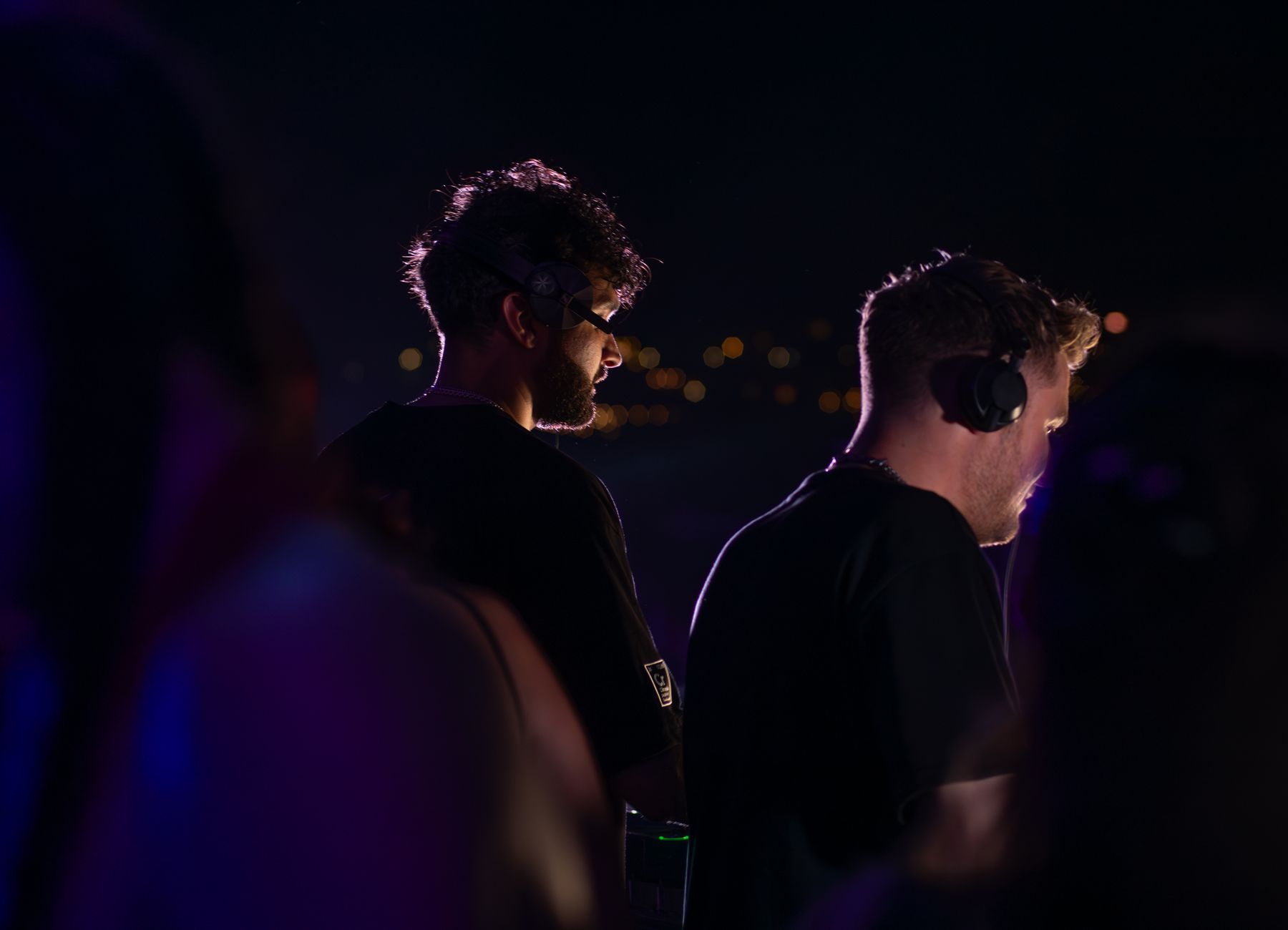 Dwóch DJ-ów w słuchawkach podczas nocnego festiwalu w Sozopolu
