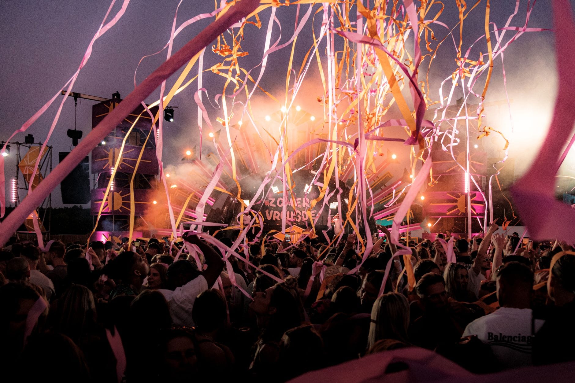 Festiwale muzyczne a środowisko: jak imprezować odpowiedzialnie i nie zostawiać po sobie pobojowiska Tłum na festiwalu muzycznym pod sceną w świetle reflektorów o zmierzchu