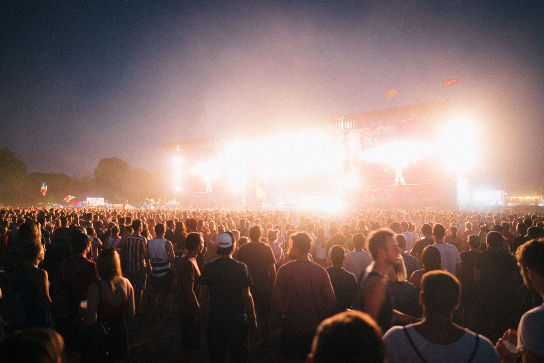 Tłum na nocnym festiwalu muzycznym w Budapeszcie przy jasnych światłach sceny