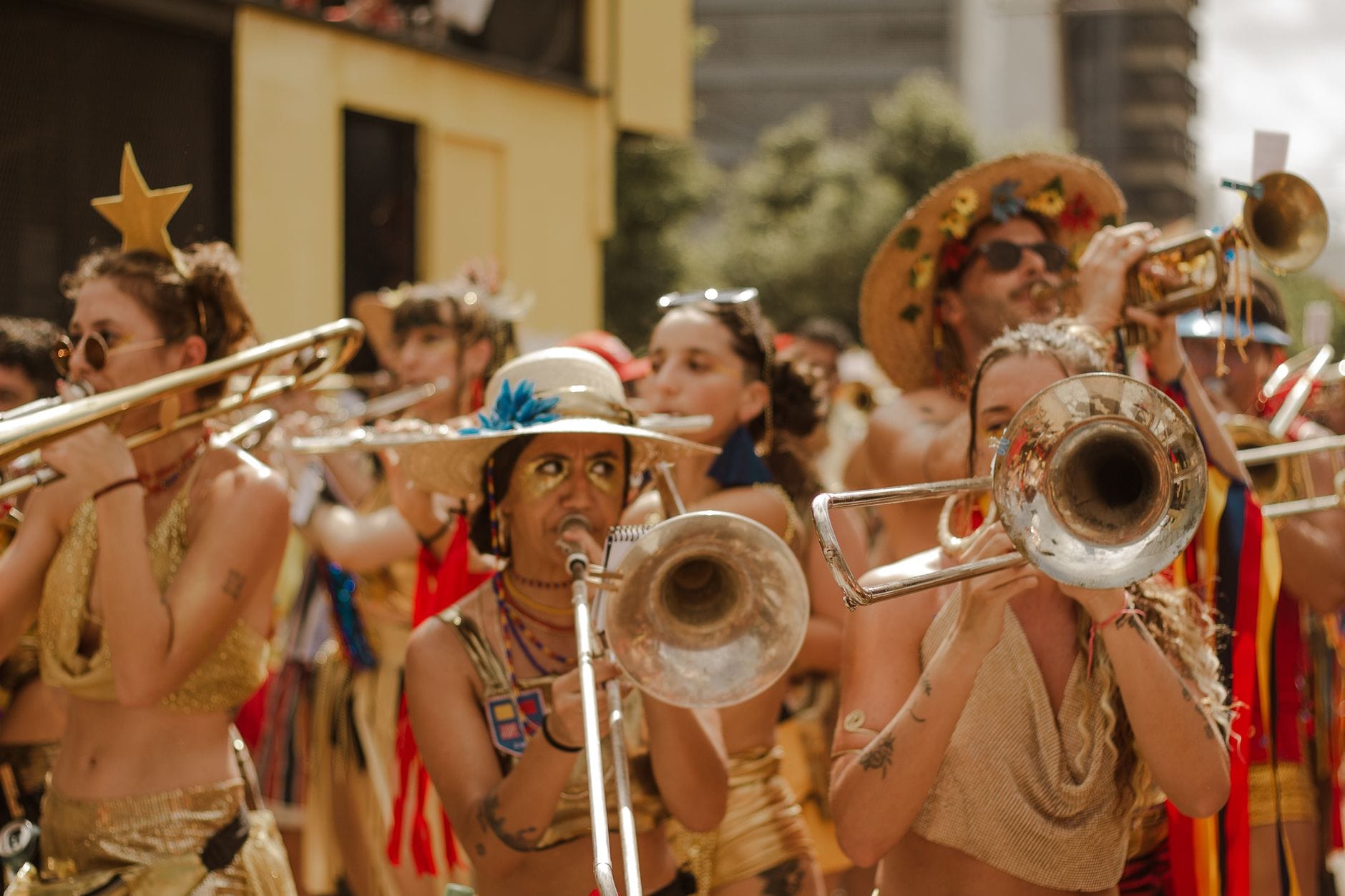 Zespół grający na instrumentach dętych na plenerowym festiwalu muzycznym